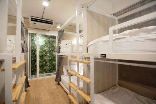 Siam Eco Hostel客房内的一张或多张双层床