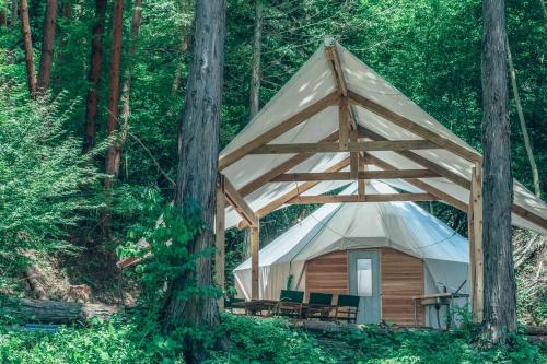 富士河口湖Retreat Camp Mahoroba的树林中间的帐篷