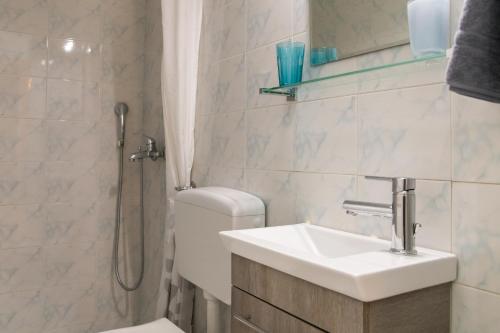 阿特米达Pepi's house的浴室配有卫生间、盥洗盆和淋浴。