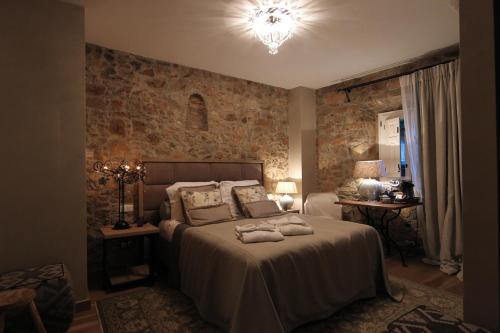 滨海托萨格拉纳多斯精品酒店的一间卧室配有一张床,上面有两条毛巾