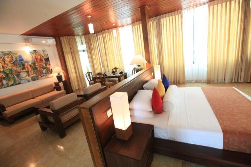 康提康提阿玛瑞天空酒店的一间带大床的卧室和一间客厅