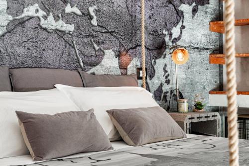 滨海波利尼亚诺The Loft Polignano的卧室配有一张壁画床