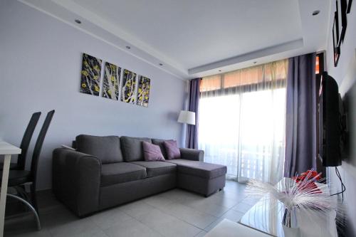 Modern sea view apartment near Playa Las Américas beach的休息区