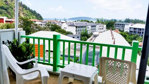 奥南海滩本之家酒店的美景阳台,配有两把椅子和一张桌子