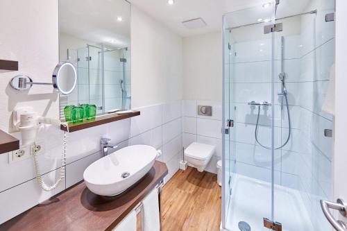 Nieder-Olm达斯克拉斯旅馆的带淋浴、盥洗盆和卫生间的浴室