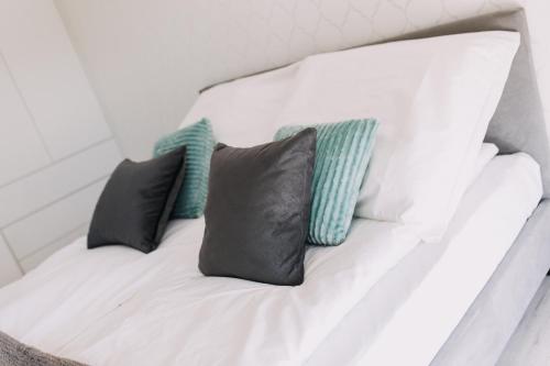 科宁Hypnotize Apartment的一张带三个枕头的白色沙发