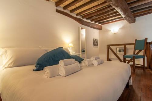 佩鲁贾Umbrian Concierge - Cozy Loft Vannucci的卧室配有带毛巾的大型白色床
