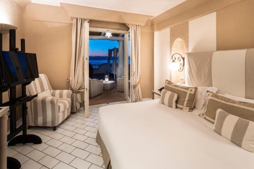 弗卡诺Therasia Resort Sea and SPA - The Leading Hotels of the World的酒店客房设有一张床,享有海景。
