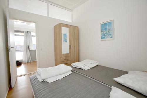 斯卡恩Skagenbnb的白色墙壁客房的两张床