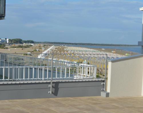 卡奥莱Casa Comisso的享有海滩美景的阳台