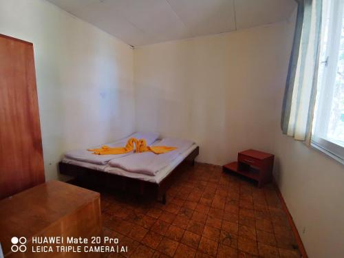 卡姆基亚Letovishte Romantika的小卧室配有带橙色带子的床