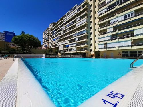 多列毛利诺斯Apartamento Carihuela Torremolinos的一座大楼前空的游泳池