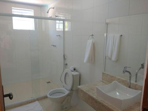 米格尔-佩雷拉Hotel Guararapes的白色的浴室设有卫生间和水槽。