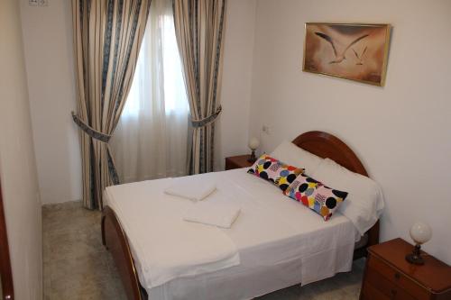 马略卡岛帕尔马Hermanos Gallego ETV9492的一间小卧室,配有白色的床和窗户