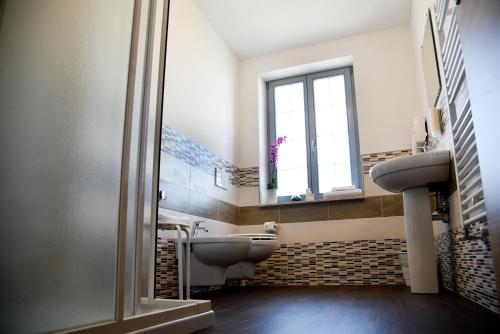蒙法尔科内Nuovo Albergo Operai的一间带水槽和卫生间的浴室以及窗户。