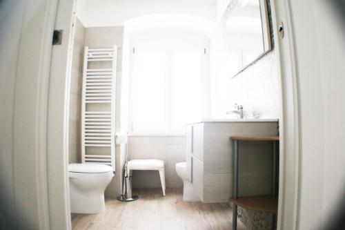 拉泰尔扎Casa vacanze Anthea的一间带卫生间、水槽和窗户的浴室