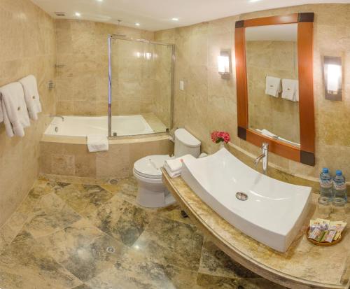 库斯科库斯科泰比卡拉酒店的一间带水槽、浴缸和卫生间的浴室