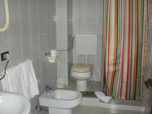 奥莱焦马尔彭萨埃尔酒店的浴室配有卫生间、盥洗盆和淋浴。