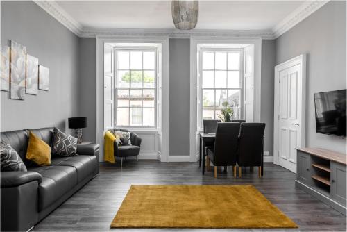 爱丁堡Spacious newly refurbished central apt的客厅配有沙发和桌子