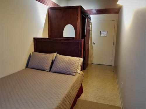 圣安娜德蒙国际歌拉维埃耶高酒店的一间卧室配有一张带木制床头板的床