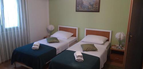 扎达尔阿纳旅馆的两张位于酒店客房的床,配有毛巾