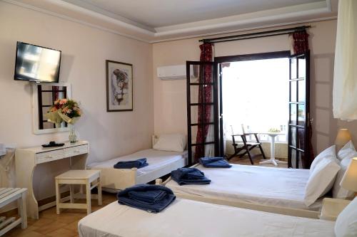 斯卡拉瓦萨洛拉斯酒店的客房设有两张床和窗户。