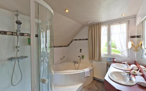 Natzwiller奥贝尔杰梅茨格餐厅酒店的带浴缸、水槽和淋浴的浴室