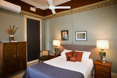 曼斯菲尔德达勒泰德酒店的一间卧室配有一张床和吊扇