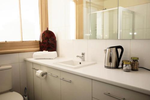 曼斯菲尔德达勒泰德酒店的厨房柜台设有水槽和镜子