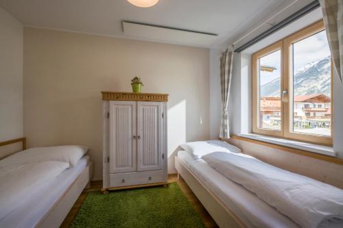 佩尔蒂绍Haus Bauer的一间卧室设有两张床和窗户。
