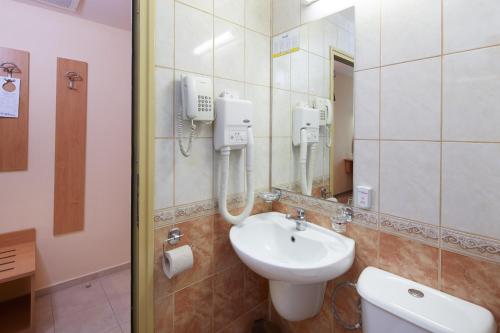 阳光海滩Diamond Hotel - All Inclusive的一间带水槽、卫生间和镜子的浴室