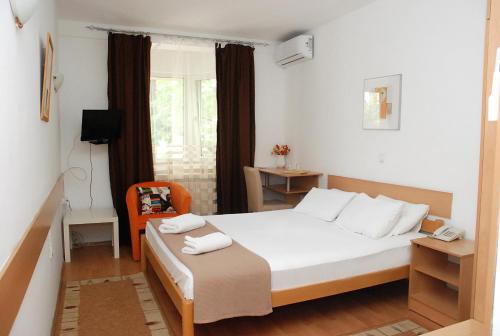 斯科普里7号酒店的一间卧室配有一张床,上面有两条毛巾