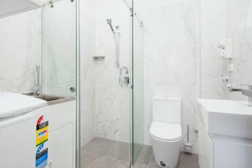 悉尼STUNNING SYDNEY HOME 11的带淋浴、卫生间和盥洗盆的浴室