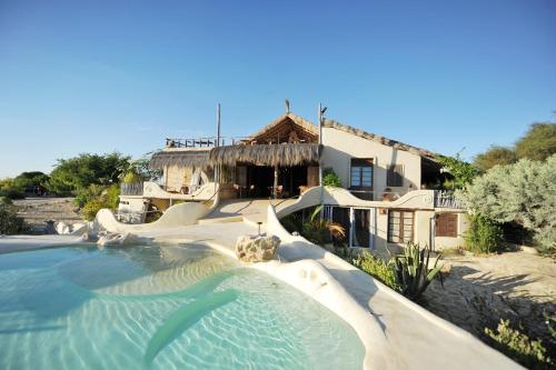 AnkilibeBakuba Lodge - Le petit hôtel du Voyageur的一座带水滑梯的房屋前的游泳池