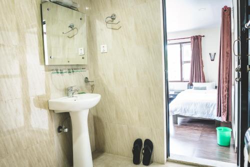 博卡拉Hotel K2 Pokhara的一间带水槽和镜子的浴室