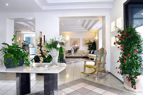 贝拉里亚-伊贾马里纳拉康格里雅酒店的大厅,室内有桌子和植物