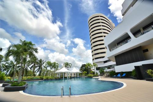 董里Rua Rasada Hotel - The Ideal Venue for Meetings & Events的大楼前的游泳池