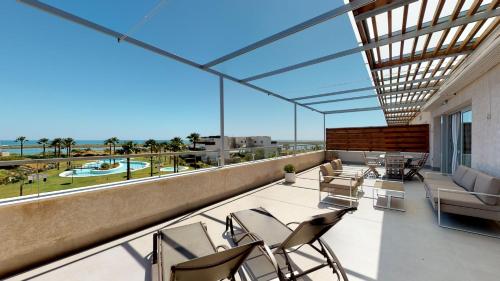厄尔-汝姆披多Apartment Altos Del Rompido的阳台配有椅子,享有海景。