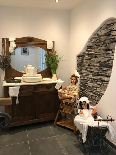 拜尔施泰因科拉佩尔博格酒店的两个娃娃坐在带镜子的浴室内