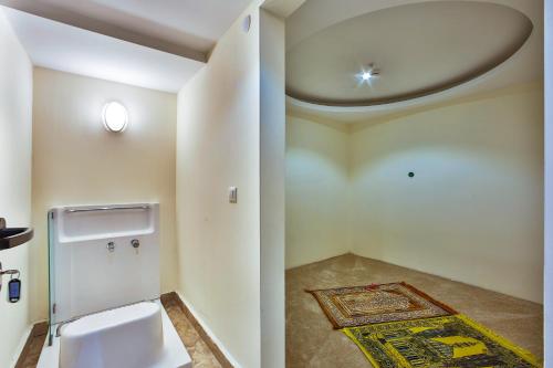 伯萨Kavala Hotel的一间带卫生间和天花板的浴室