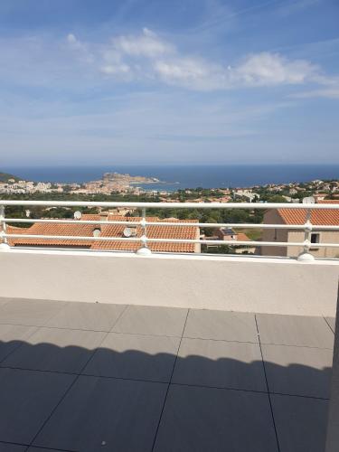 蒙蒂塞洛Corsica Résidence Galitello的从建筑屋顶上可欣赏到海景