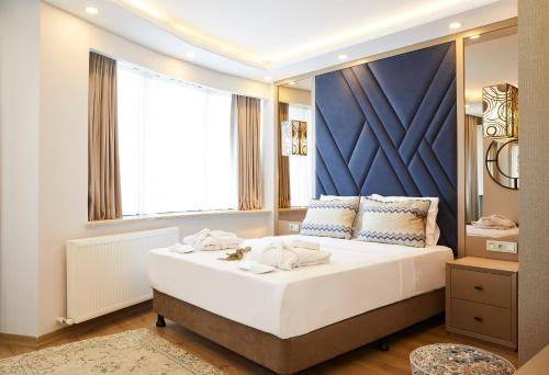 伊斯坦布尔All Seasons Suites的一间卧室设有一张大床和一个大窗户