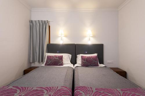 英格兰海滩TC Apartamentos Don Diego的小卧室设有两张床和两个枕头