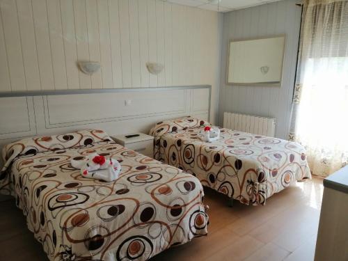 贝洛拉多圣地亚哥酒店的客房设有两张床和窗户。