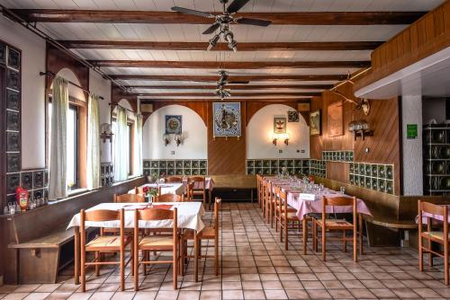 Dol pri HrastnikuPlaninski dom na Kalu的一间在房间内配有桌椅的餐厅