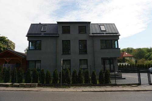 格但斯克Villa Centrum的街上有太阳能屋顶的房子