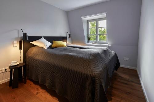 布赖斯高地区施陶芬Guesthouse Bärenbad的一间卧室设有一张床和一个窗口