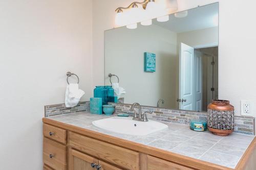 罗克波特Rockport Getaway的一间带水槽和大镜子的浴室