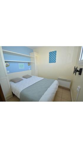 拉卡诺Bleu marine的一间小卧室,内配两张床