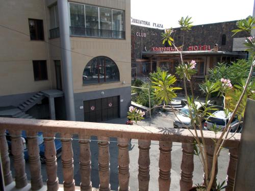埃里温Manand Hotel的从大楼的阳台上可欣赏到风景。